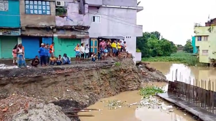 Bihar: बरियारपुर में बादशाही पुल के पास डायवर्जन धंसा, NH-80 पर भीषण जाम, कांवरियों की राह हुई मुश्किल