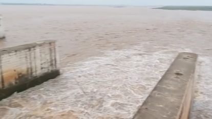 Bihar : Girlfriend jumped into river in front of boyfriend love affair suicide case rohtas bihar sasaram bihar