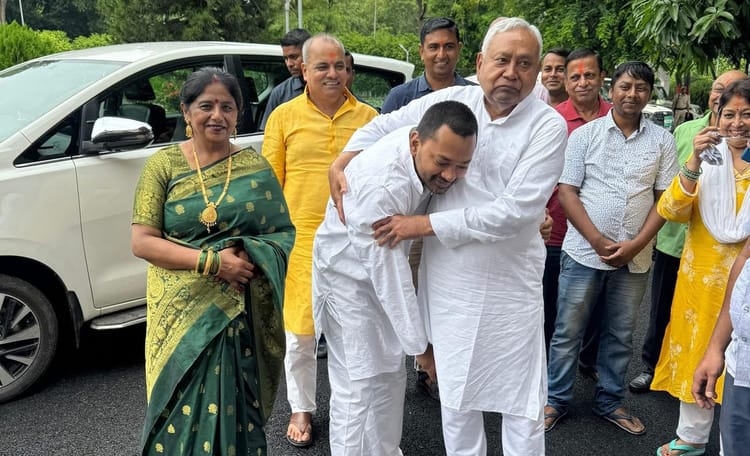 Bihar Election: सीएम नीतीश का पैर छूकर निशांत कुमार ने लिया आशीर्वाद, चुनाव को लेकर जनता से की यह अपील