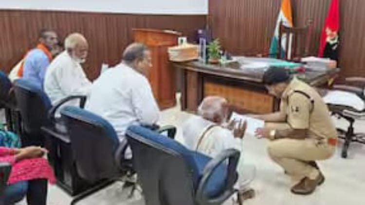 Bihar News: शिकायत लेकर पहुंचे बुजुर्ग के सामने एसपी ने पेश की मिसाल, घुटनों के बल बैठकर सुनी पीड़ित की फरियाद