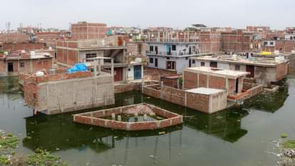 गंगा का जलस्तर बढ़ने से राजापुर के निचले इलाकों में बाढ़ के पानी से डूब कई मकान।