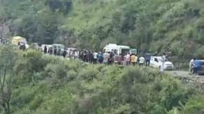 गुम्मा बाघी मार्ग पर कार दुर्घटना की सूचना के बाद मौके पर पहुंचे लोग