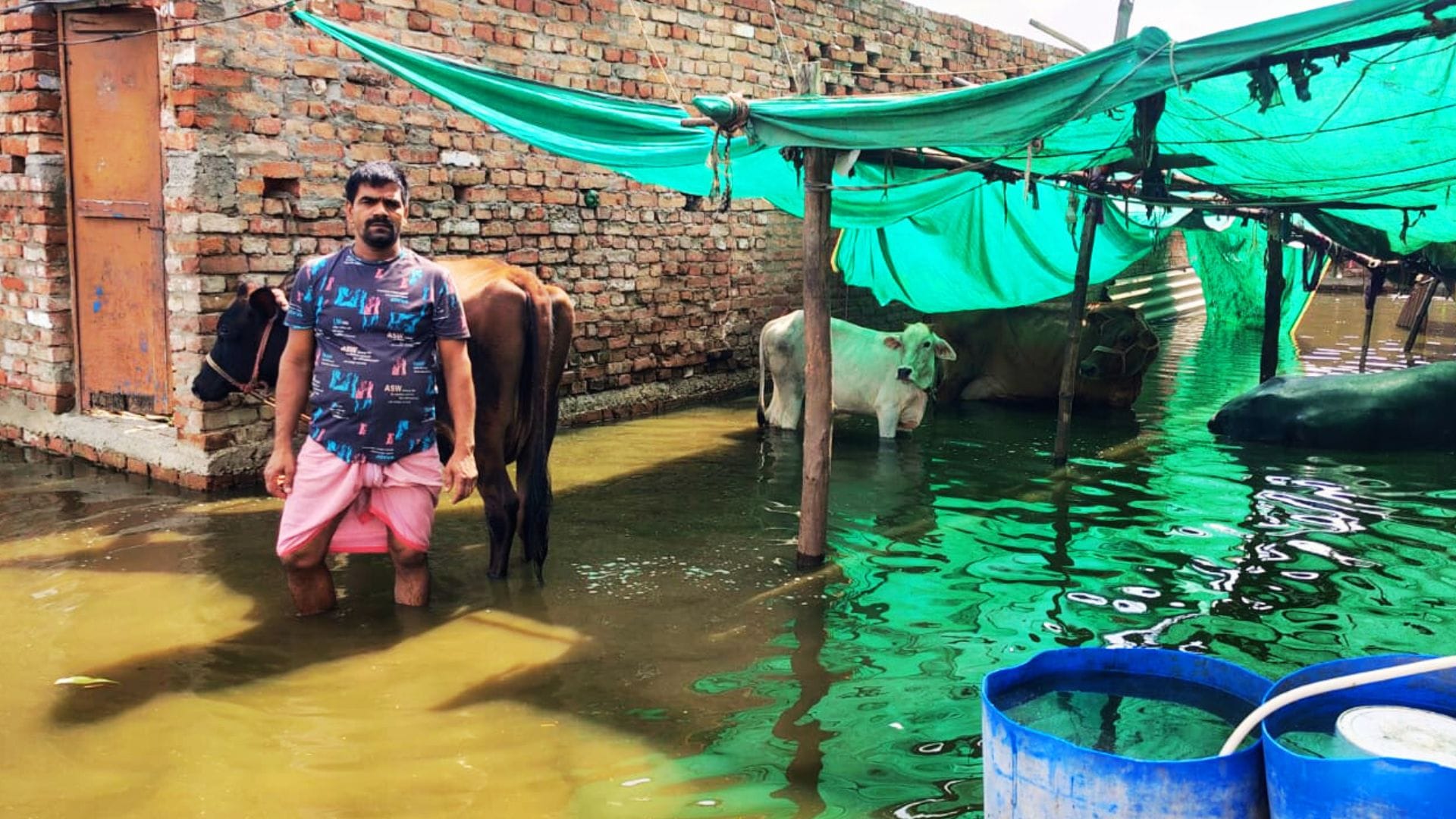 Flood in Varanasi Ganga reaches home only 24 cm away from warning point water in colonies migration begins