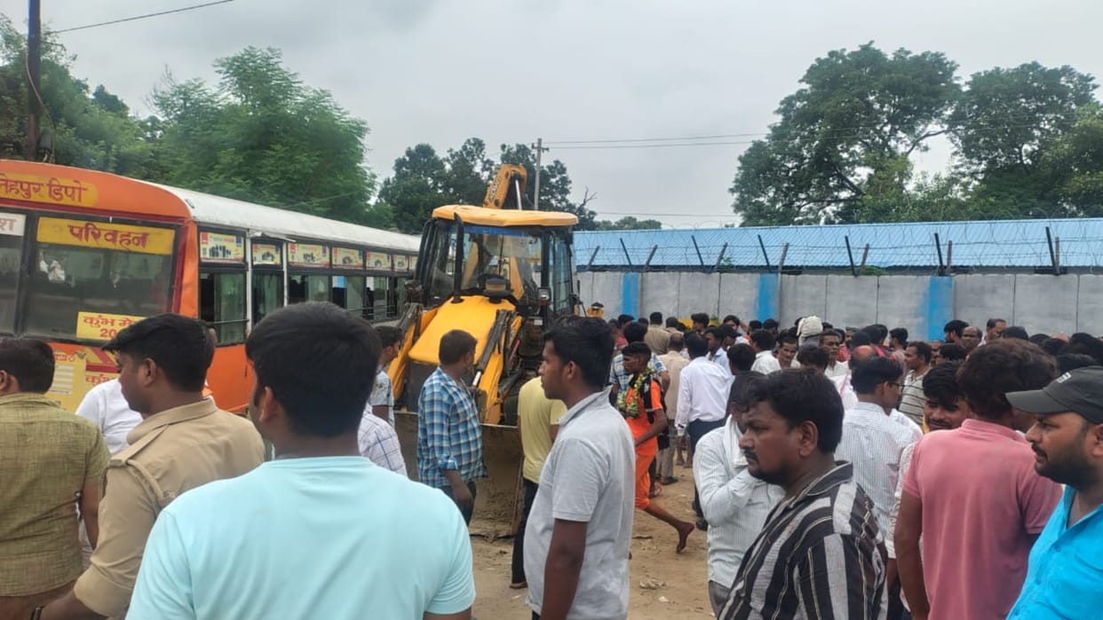 Uncontrolled bus rammed a tempo full of passengers, half a dozen injured