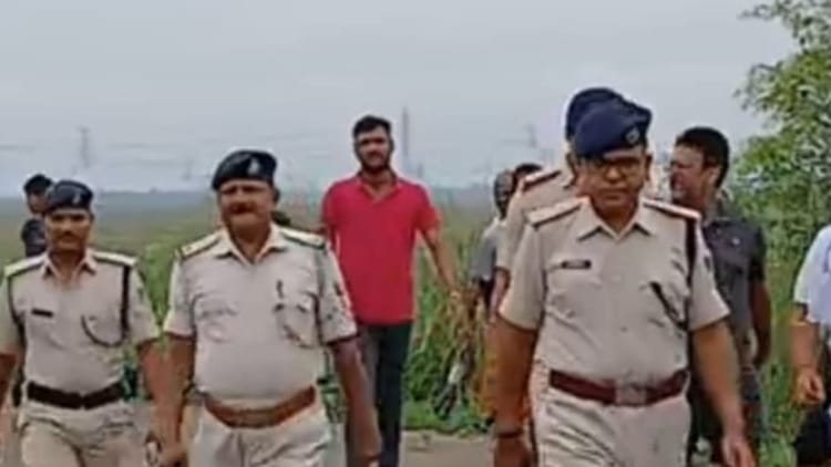 Bihar: अर्धनग्न अवस्था में महिला का मिला शव, दुष्कर्म के बाद हत्या कर शव फेंकने की आशंका; जांच में जुटी पुलिस