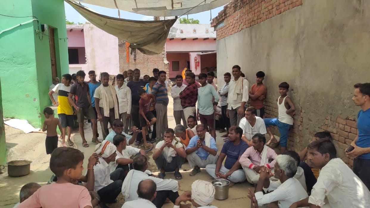 young man committed suicide by hanging himself in agra