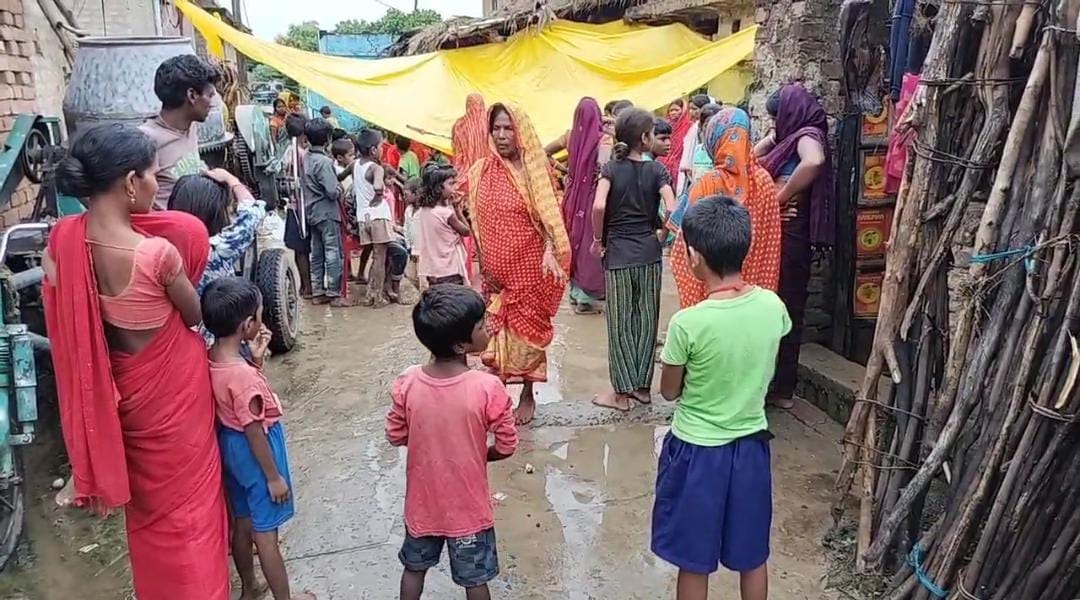 घटनास्थल पर जुटी भीड़