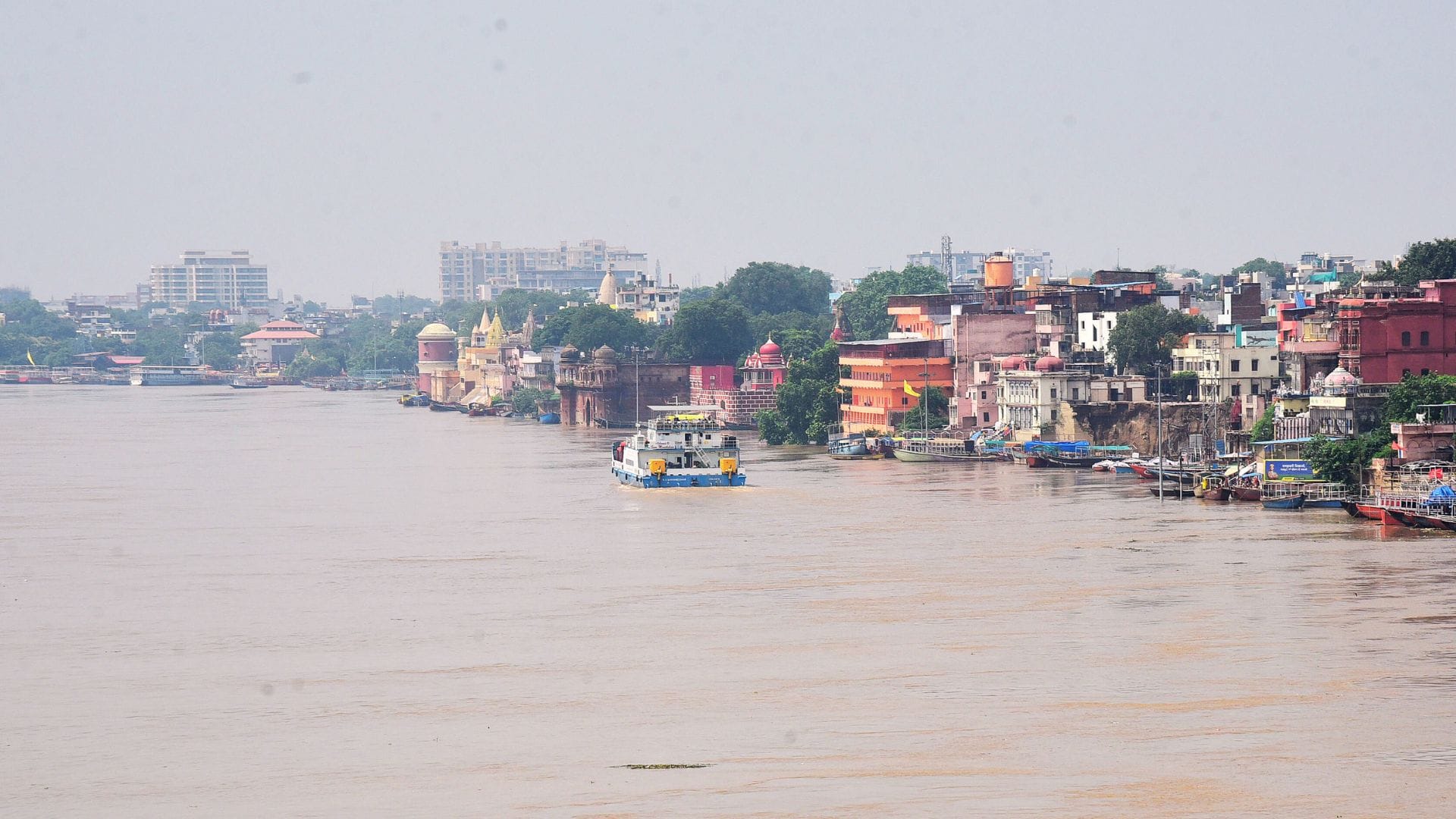 Flood in Varanasi Ganga reaches home only 24 cm away from warning point water in colonies migration begins