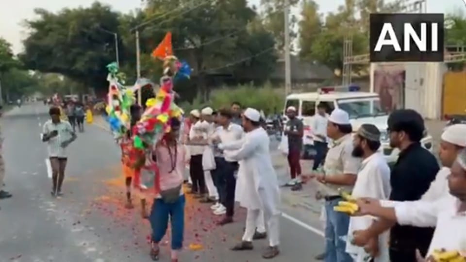 Amroha: Muslim people gave a warm welcome to Kanwadiyas, showered flowers...distributed fruits, watch video
