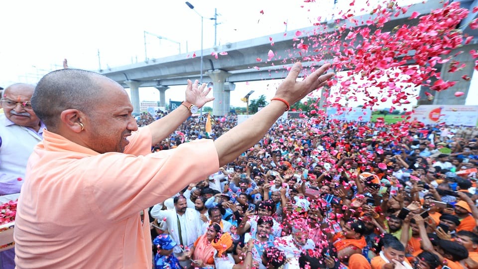 UP: CM Yogi showered flowers on Kanwadis in Meerut, said - action will be taken against who create ruckus