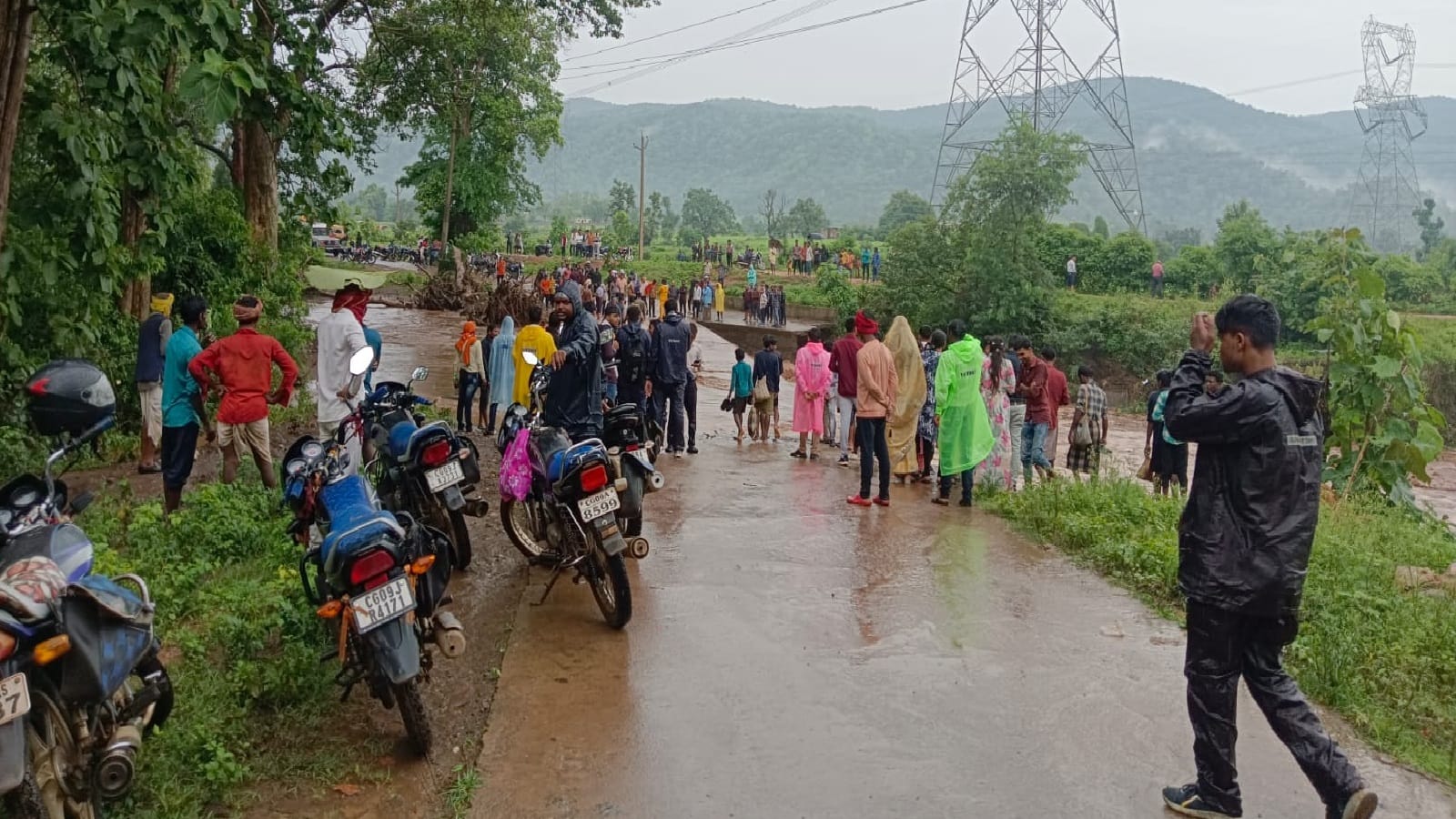 मौके पर लगी लोगों की भीड़