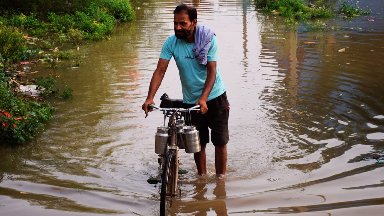 Flood in Varanasi Ganga reaches home only 24 cm away from warning point water in colonies migration begins