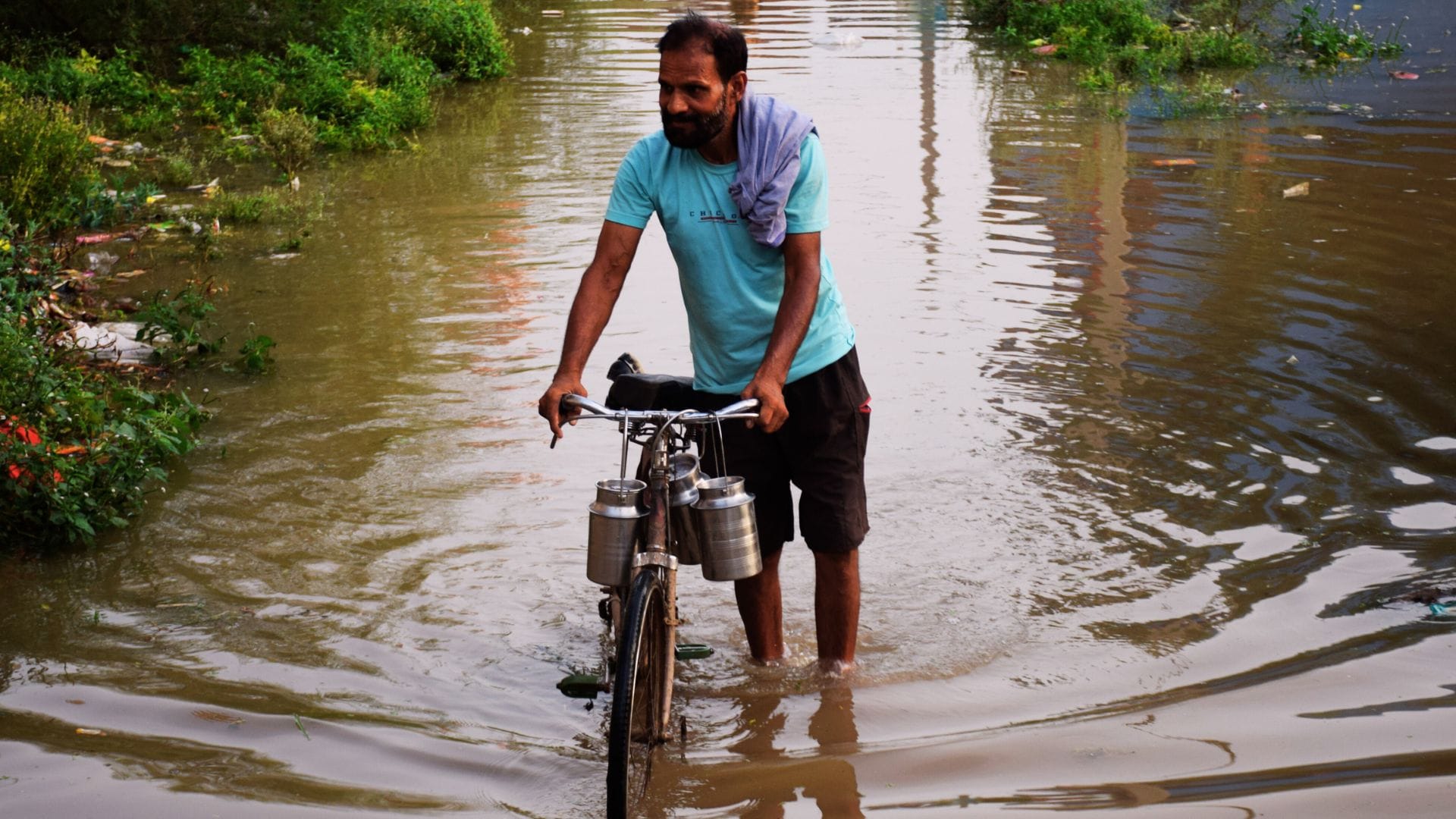 Flood in Varanasi People of three localities live life of black water punishment for four months