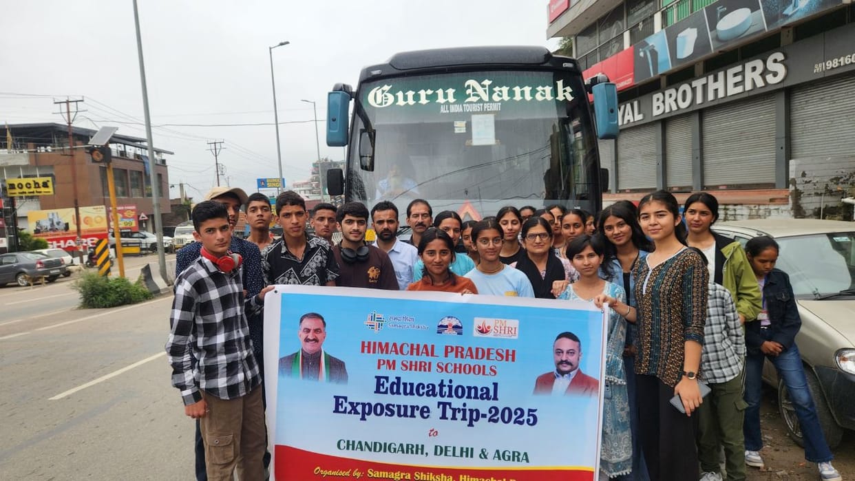 Himachal A group of brilliant students of PM Shri schools left for an educational tour