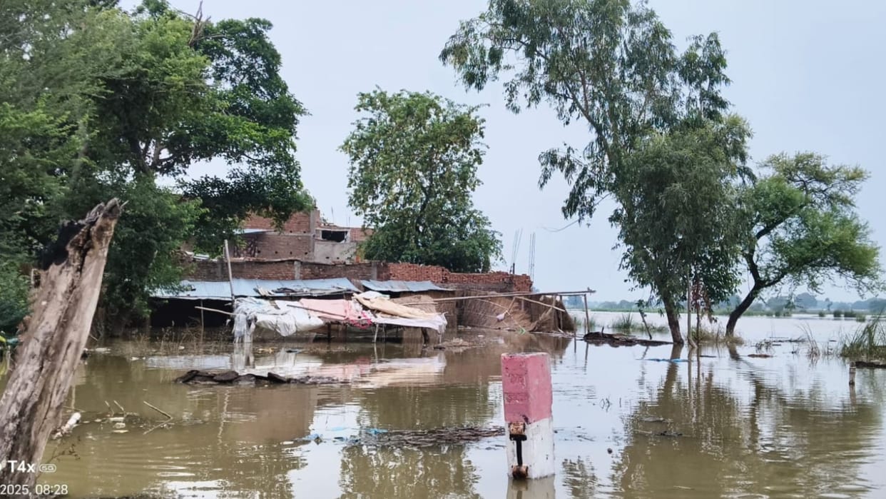 Flood in Varanasi People of three localities live life of black water punishment for four months