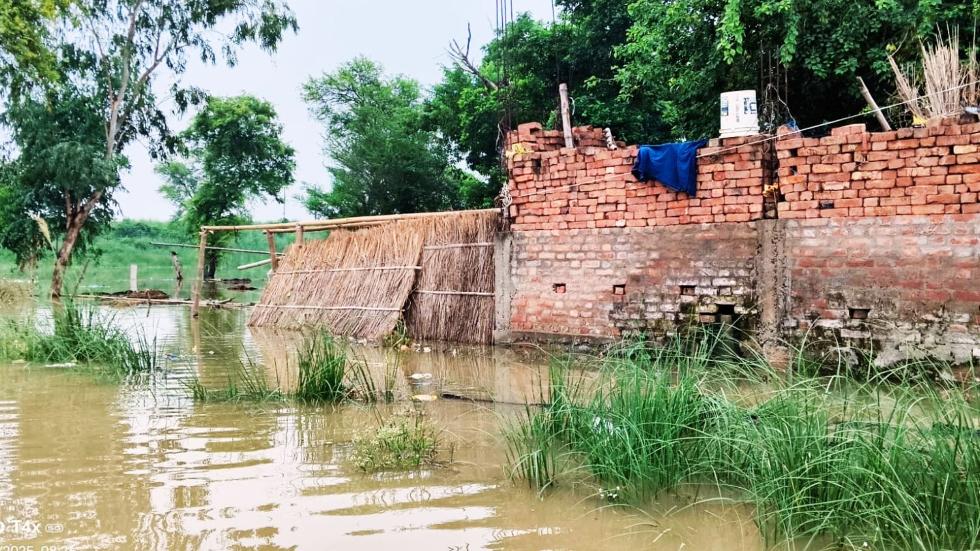 Tons river havoc Water entered plains of Ballia many villages lost contact people living on roofs