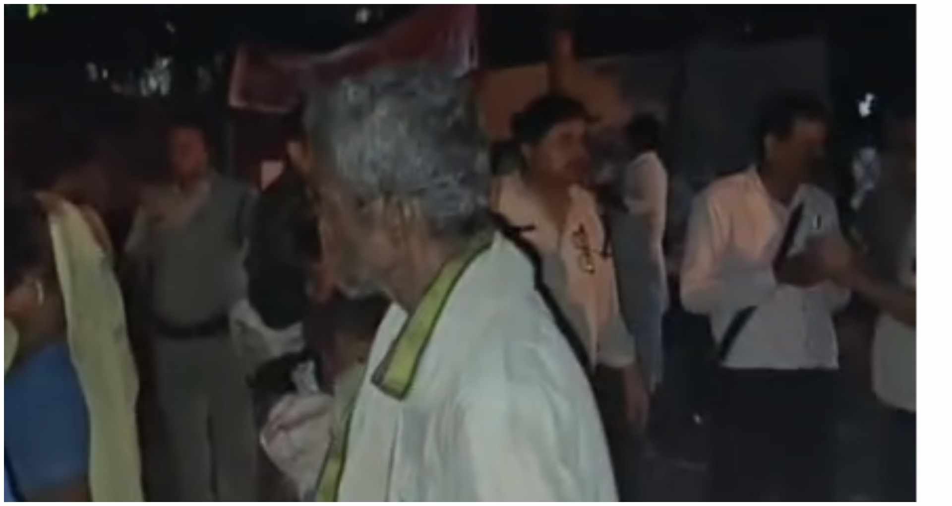 प्रदर्शन करते लोग
