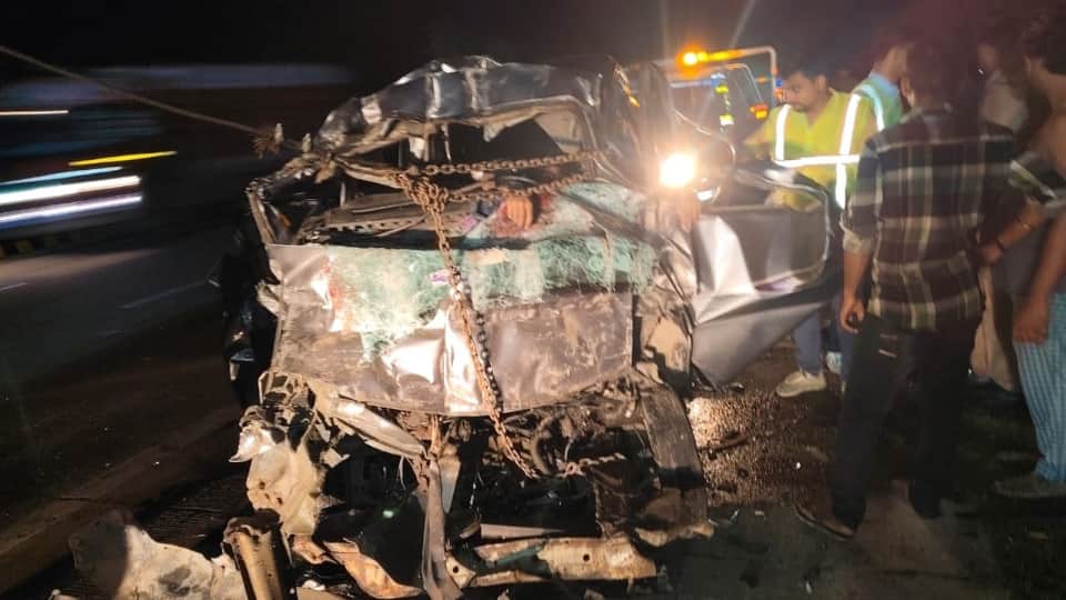 Yamuna Expressway Road Accident: Six Dead as Family Eco Car Crashes, Driver Dosed Off