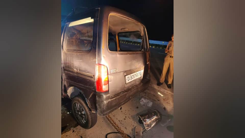 Yamuna Expressway Road Accident: Six Dead as Family Eco Car Crashes, Driver Dosed Off