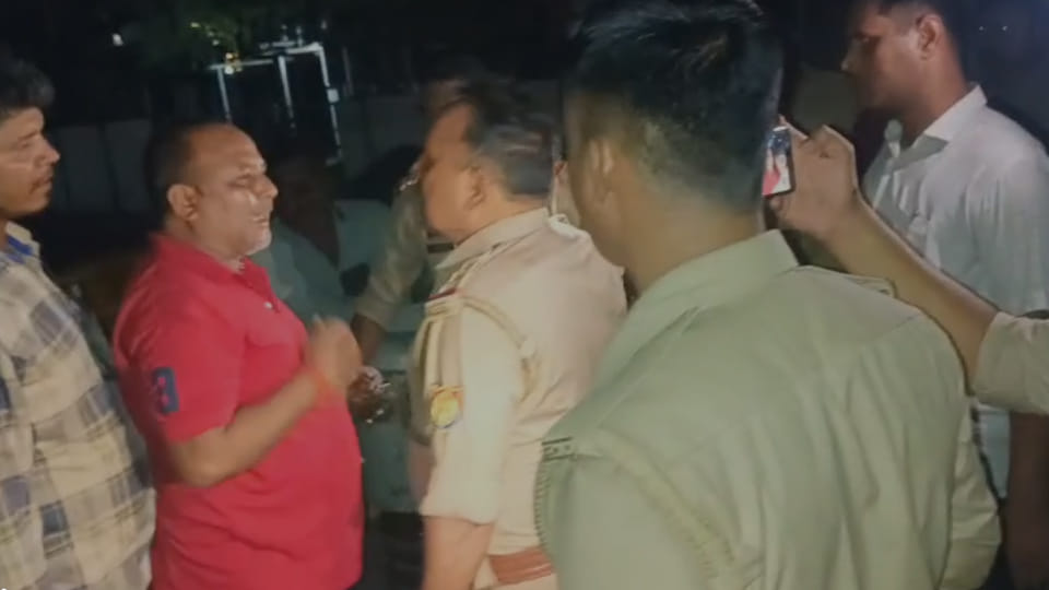 Sachendi Inspector's harsh words, told the crowd - you will not get the way to the village