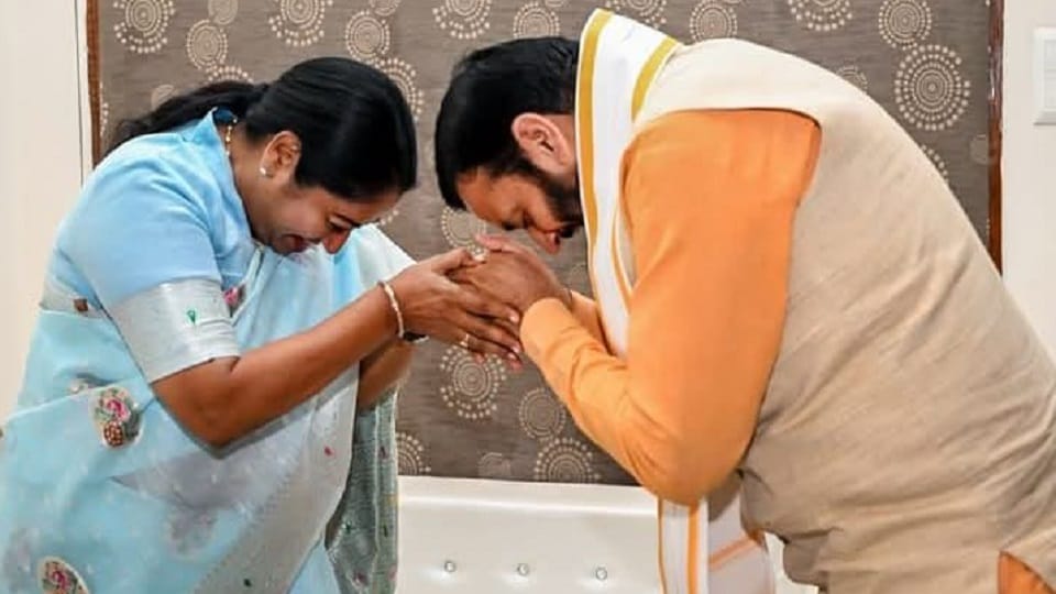 Delhi CM Rekha Gupta met CM Nayab Saini on her birthday program in Haryana Julana