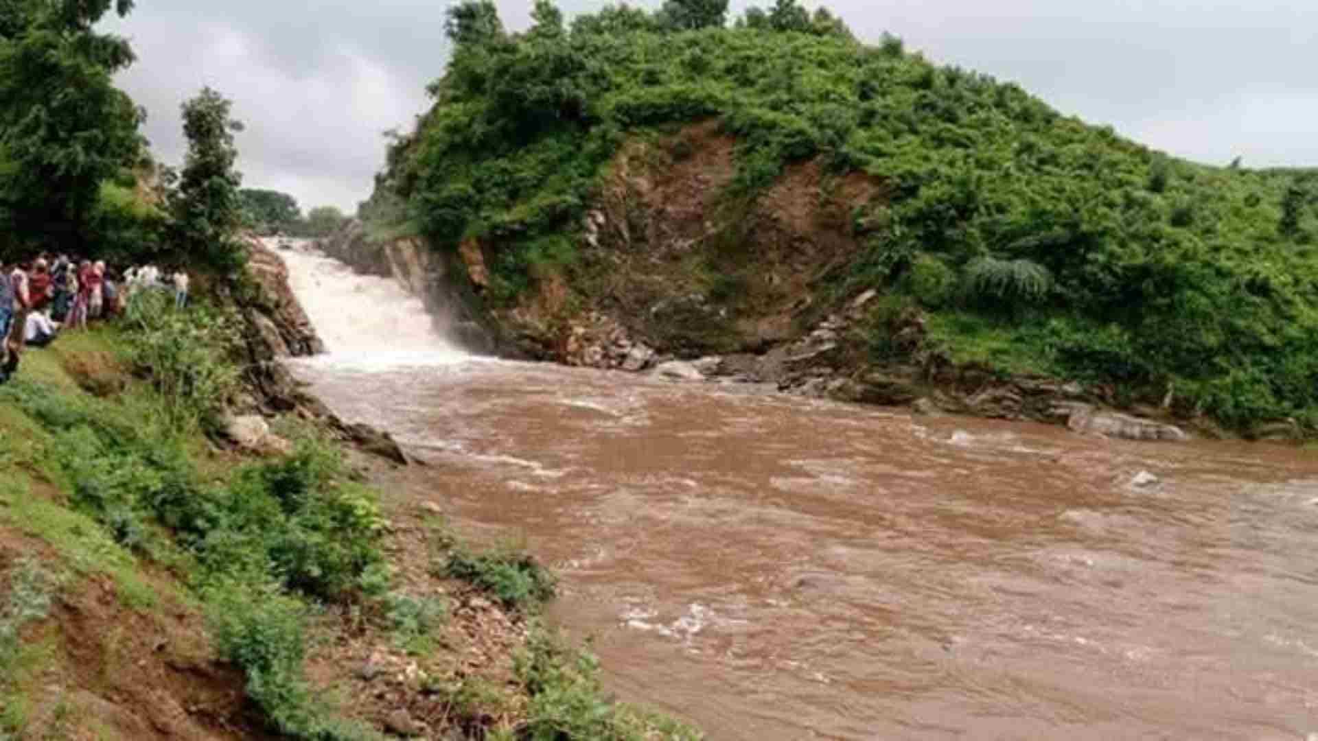 शहर के समीप कड़ेलिया झरना।