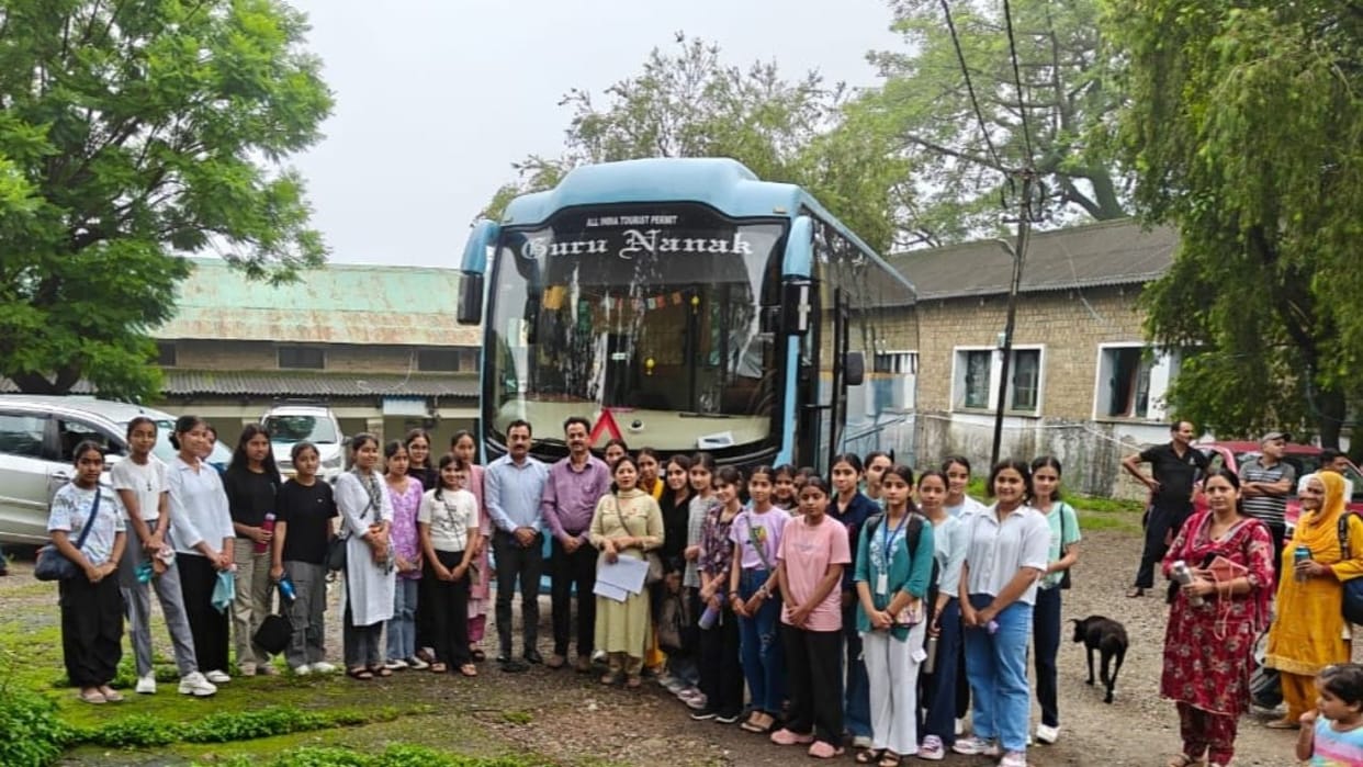 Himachal 44 brilliant students from 22 PM Shri schools left for educational tour will return on 24th July