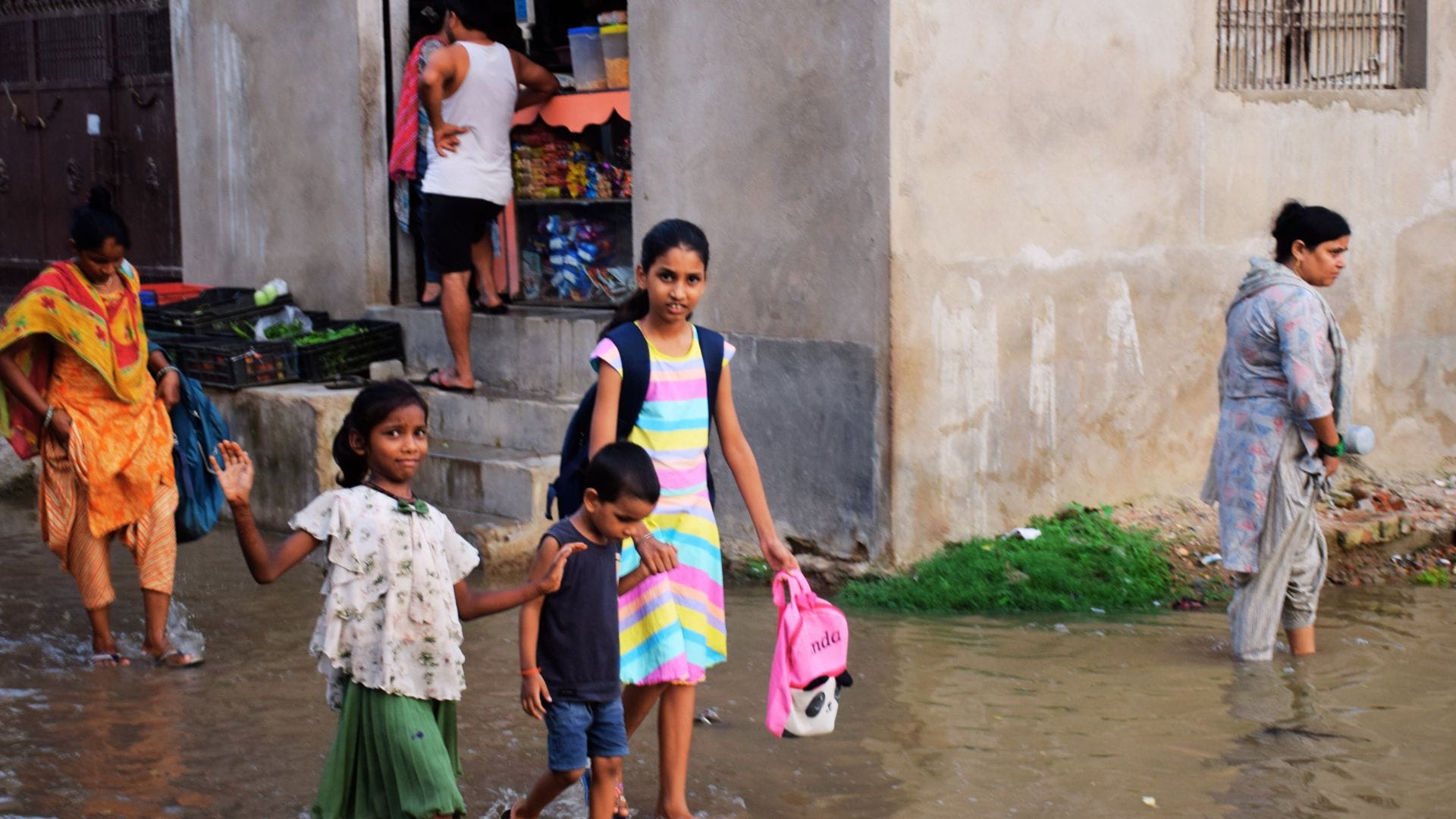 Flood in Varanasi Ganga reaches home only 24 cm away from warning point water in colonies migration begins