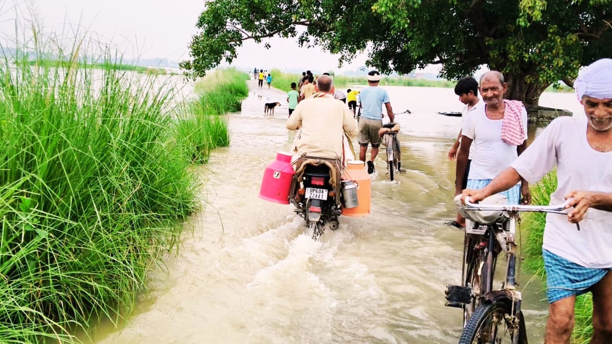 Tons river havoc Water entered plains of Ballia many villages lost contact people living on roofs
