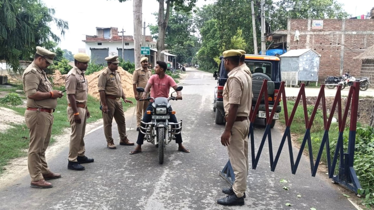 A blockade campaign was carried out in Deoria. During this, e-challan was issued for 395 vehicles