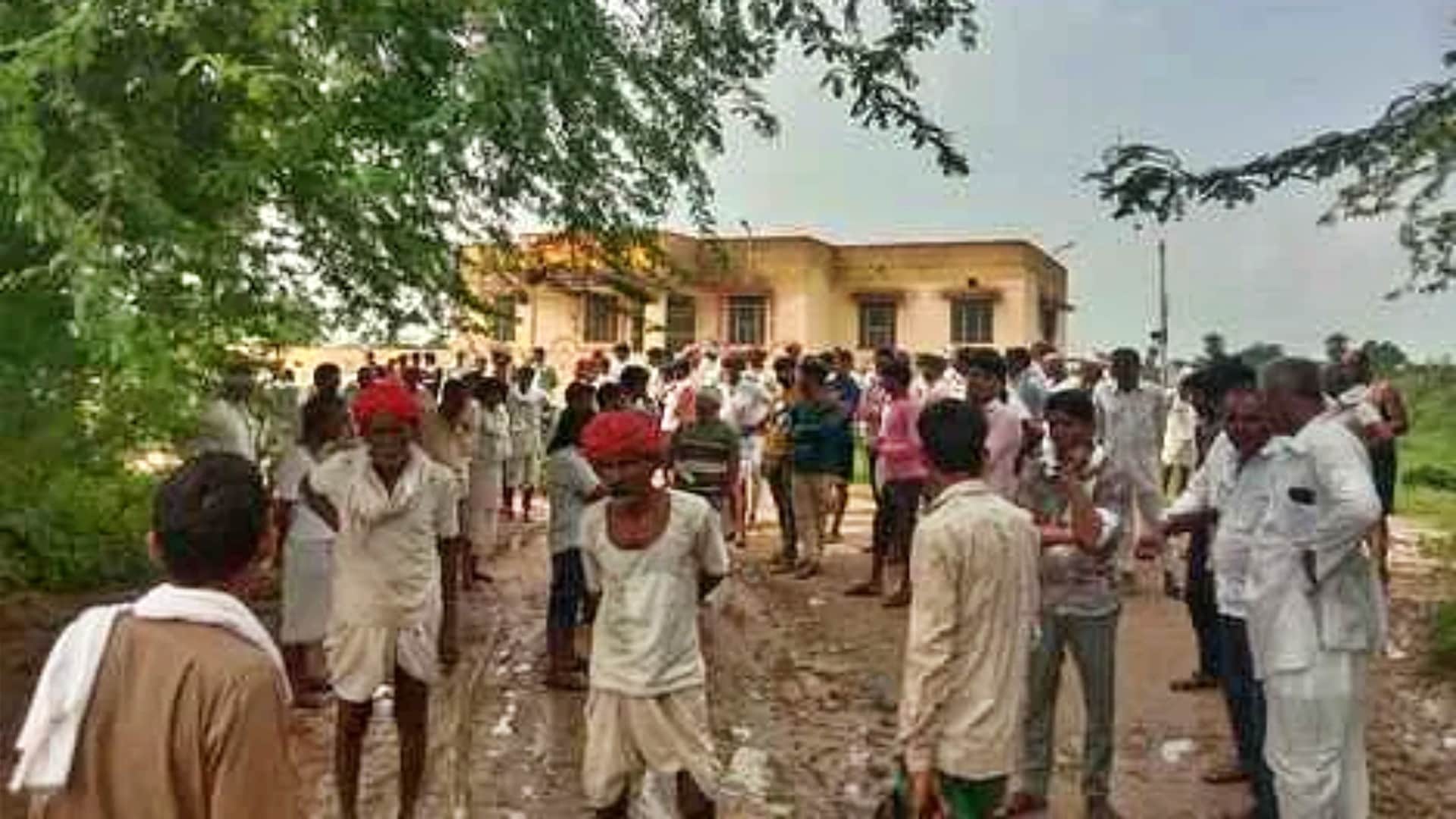 जयकिशनपुरा गांव की दयनीय हालत को लेकर ग्रामीणों में अब आक्रोश उबलने लगा है