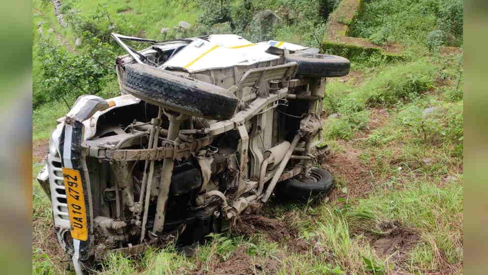 Accident in Uttarkashi Vehicle fell into a ditch on Dhanari Paani Bhawan road, driver died on the spot