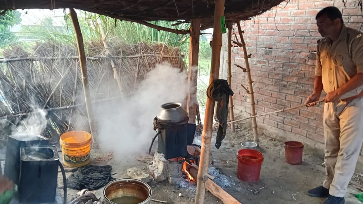 Ballia Excise Department recovered 40 liters of raw liquor and destroyed furnaces and raw material