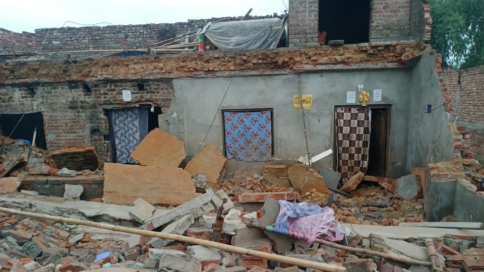 house collapsed at midnight five members of the same family were buried admitted to the district hospital