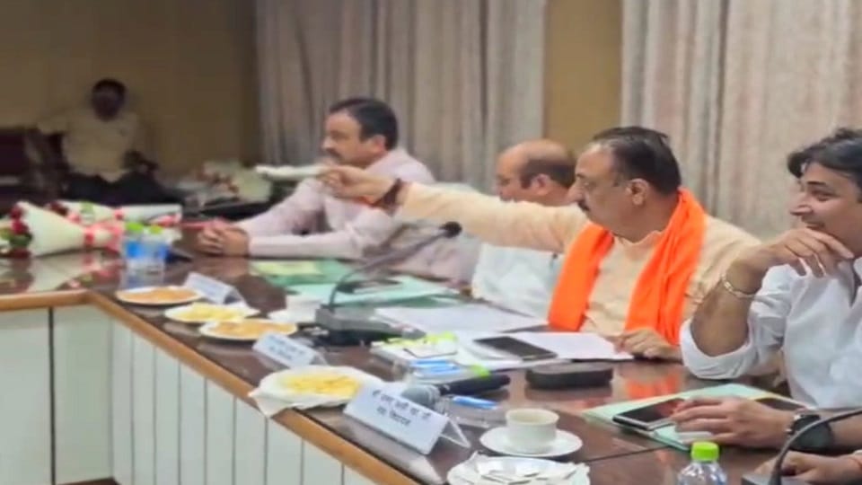 Saharanpur: Officers cried about the budget, BJP MLA kept a bundle of Rs 50 thousand in front of the officers