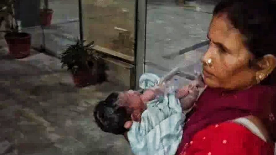 Woman delivers baby in an e-rickshaw in Ludhiana