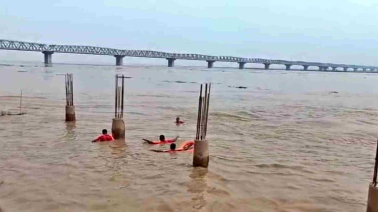 Bihar News: सावन की सोमवारी में गंगाघाट में हादसा, गंगा में नहाने उतरे पांच युवक बहे, तीन को बचाया, दो लापता