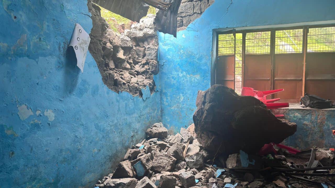 भूस्खलन से स्कूल प्रभावित