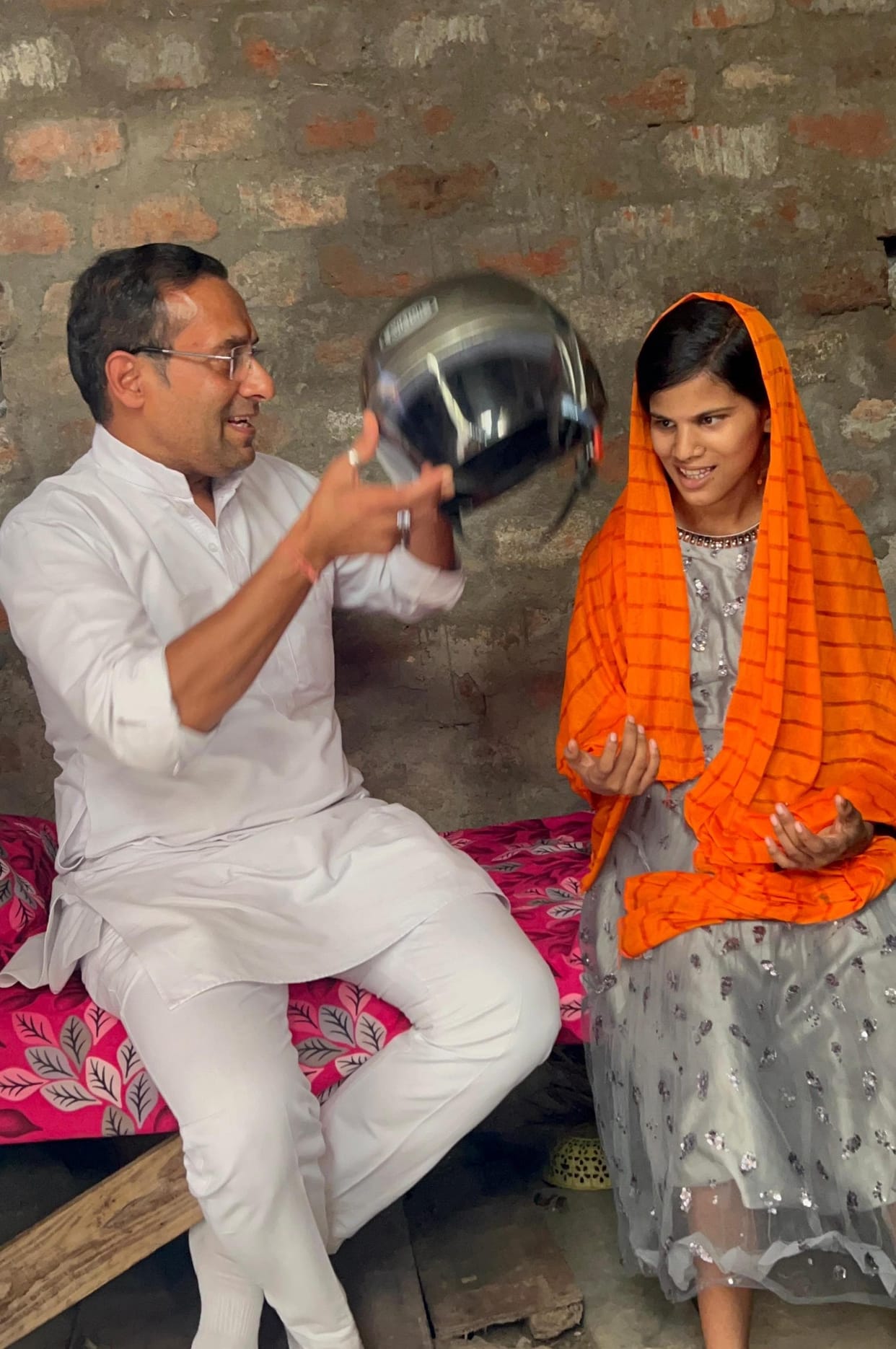 Bhopal: Ceiling plaster fell on a student's head in school, Congress leader gifted her a helmet, said- safety