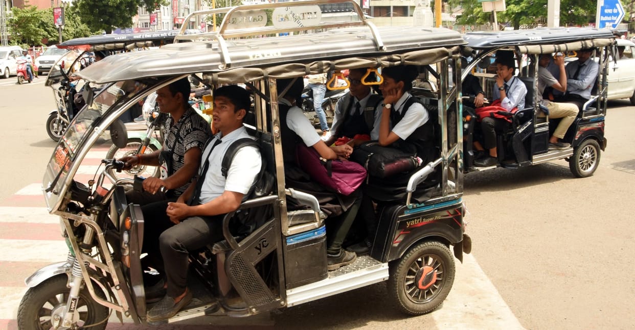 Bhopal: E-rickshaw drivers are flouting the orders of Bhopal Collector, seen carrying children on the very fir