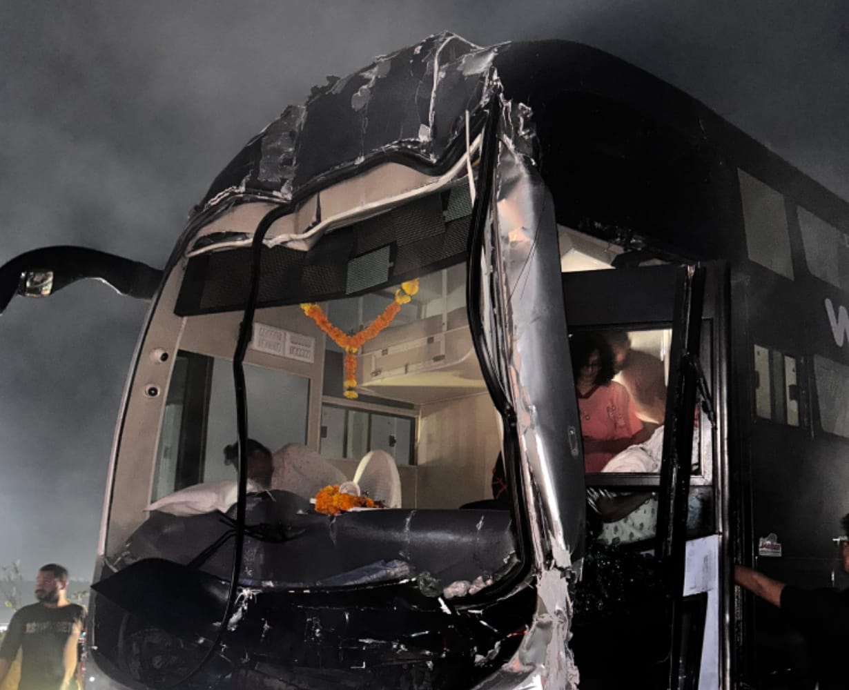 Indore News: The main door was damaged after the collision, if the emergency gate was not opened then 40 passe