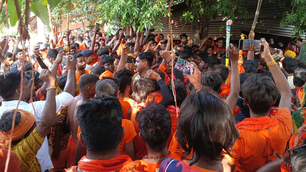 A youth from a different community made an objectionable comment in the colony, Kanwadias got angry