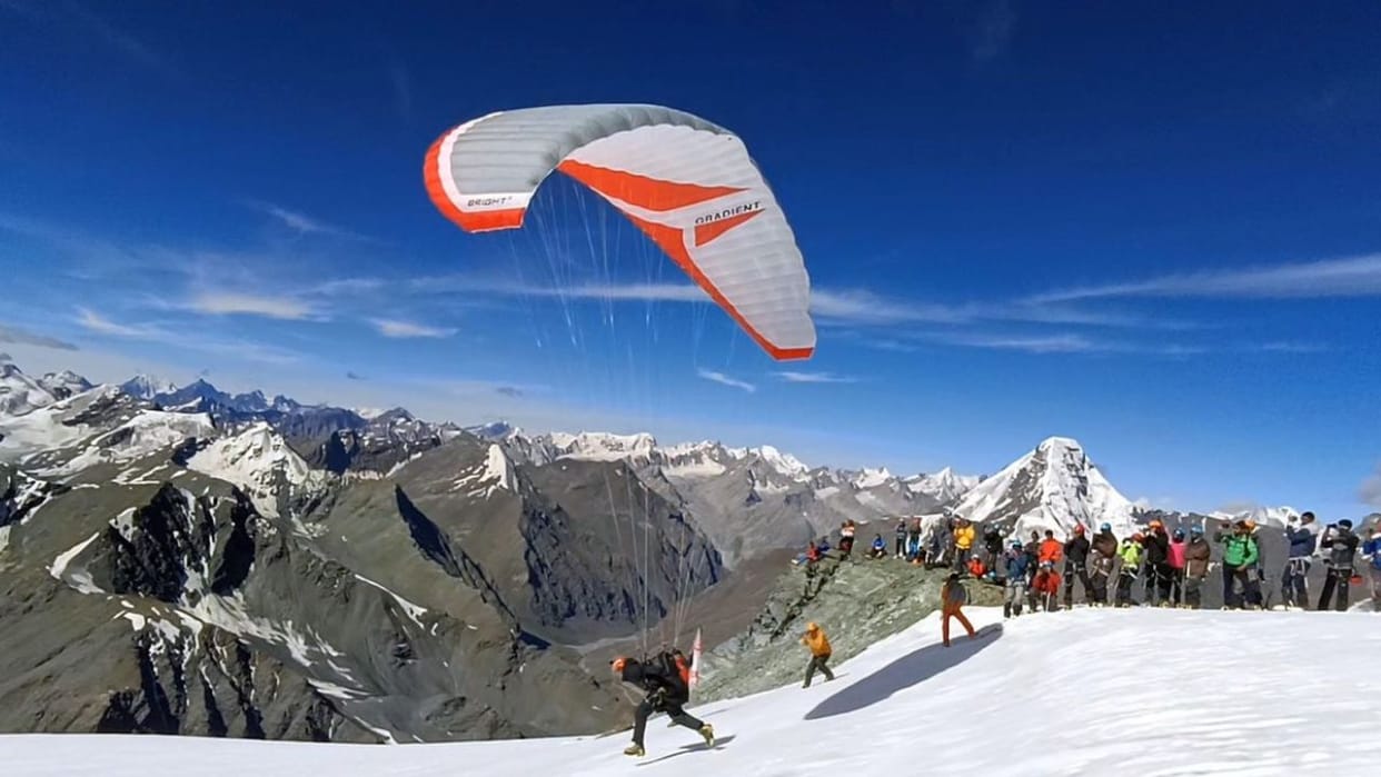 Himachal News Tirangaa hoisted on Mount Shinkun East peak created history by paragliding