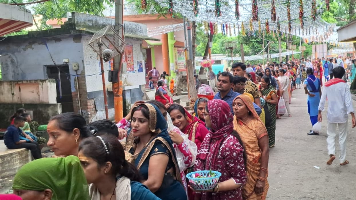 devotees lined up for Jalabhishek in Shiva temples in Bareilly