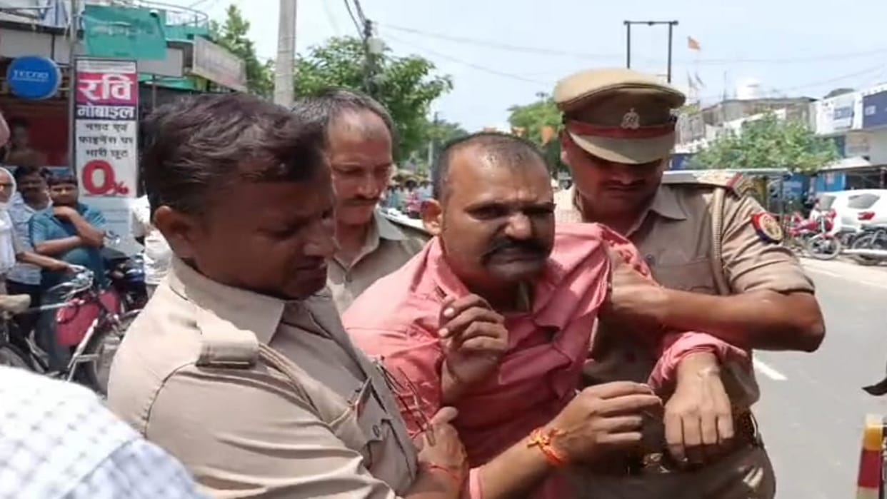 Pratapgarh News: Teams of four police stations two SOGs could not find the block pramukh
