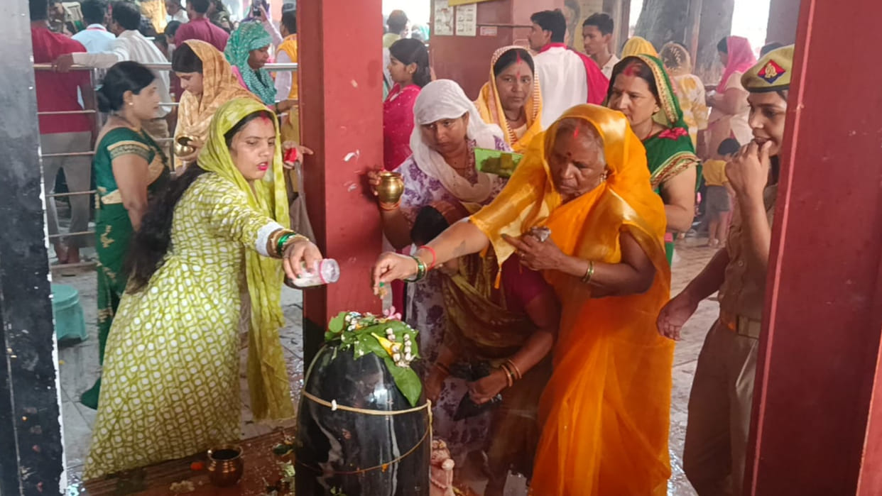 On the second Monday of Sawan, doors of Shiva temples in city were opened at 4 am.news in hindi