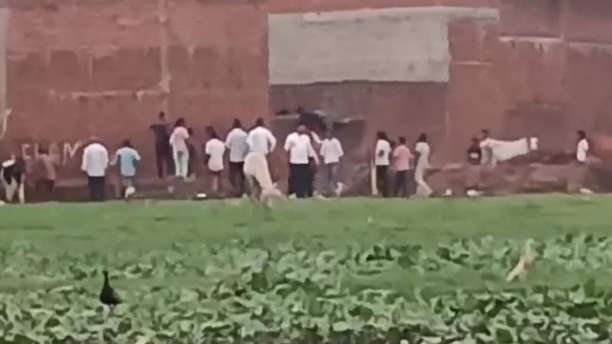 goons attacked the victim house spread terror by pelting stones and firing in Bareilly
