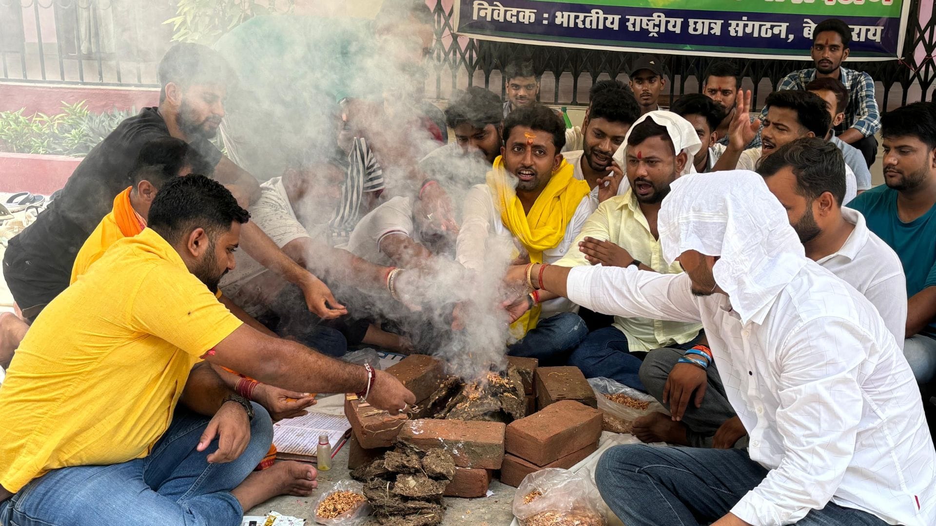 हवन करते एनएसयूआई के कार्यकर्ता