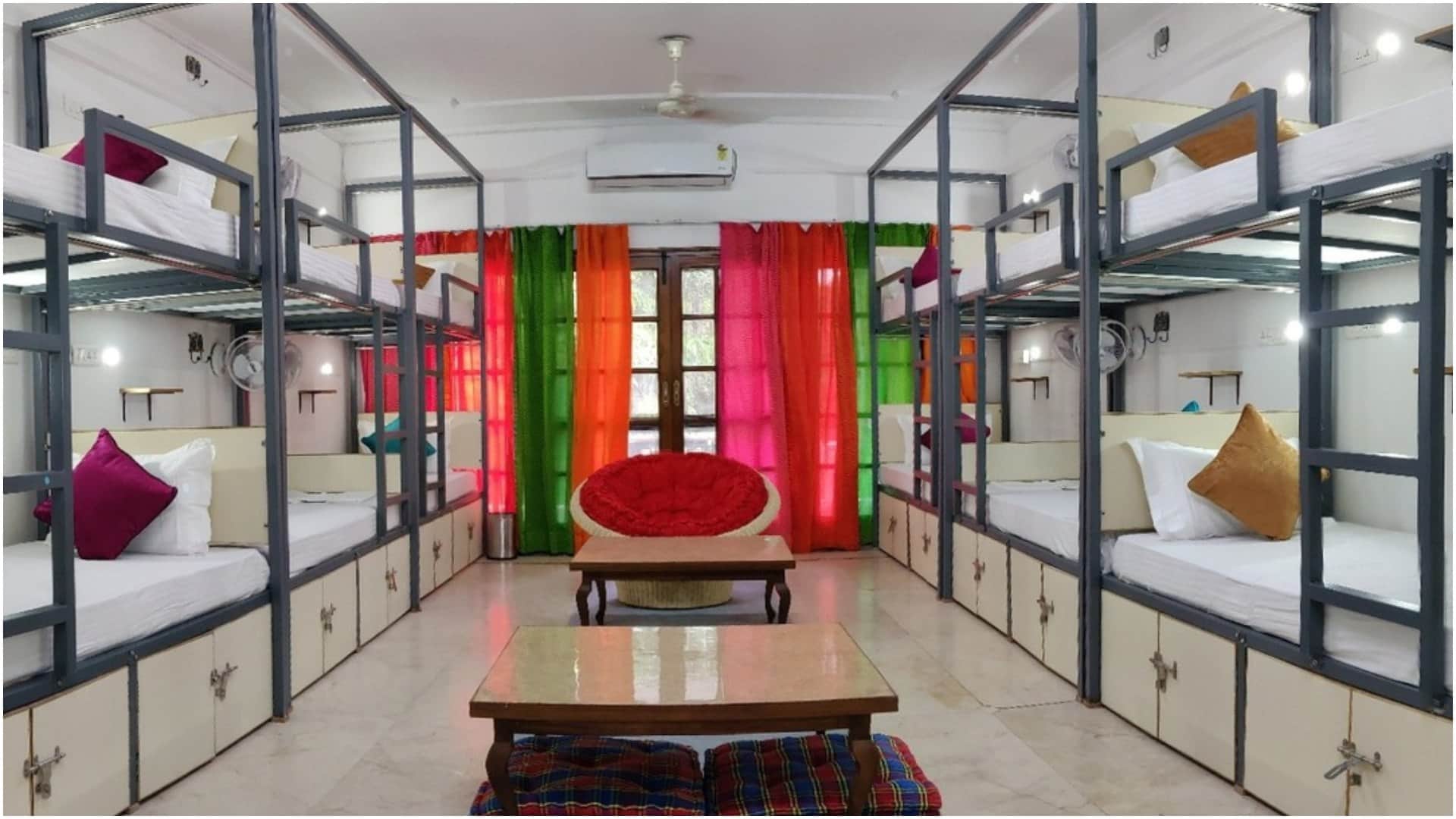 difference between hotel homestay and hostel in hindi