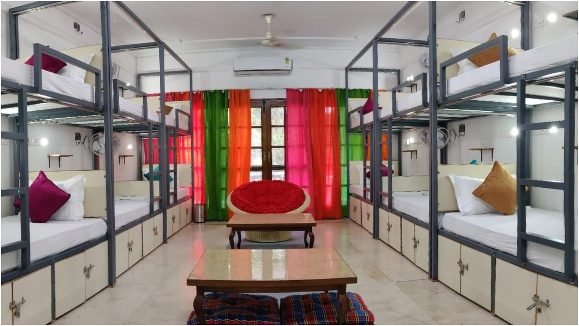 difference between hotel homestay and hostel in hindi